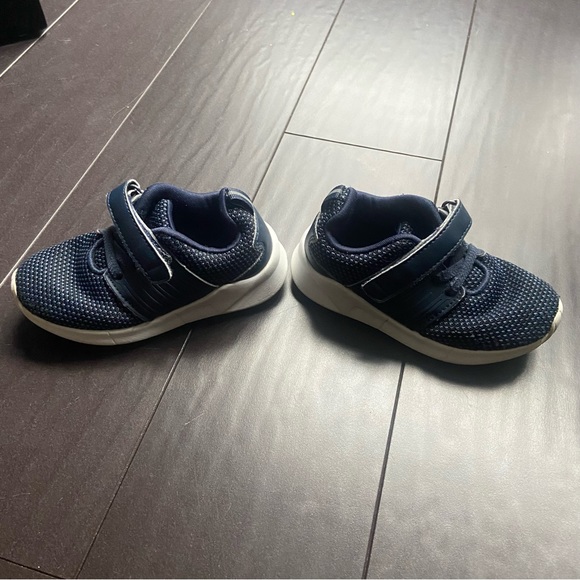 The Children’s Place navy blue strap uniform running sneakers size 7 toddler - Picture 7 of 7